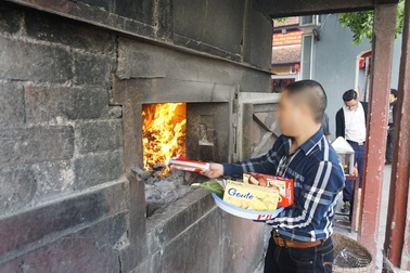 Hà Nội: Gần Rằm tháng Giêng, người dân tấp nập đốt vàng mã tại đền, chùa