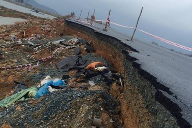 Con đường hàng chục tỷ đồng “tan hoang” sau bão