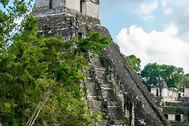 Du khách ý thức kém khắc chữ lên ngôi đền thiêng hàng nghìn năm tuổi