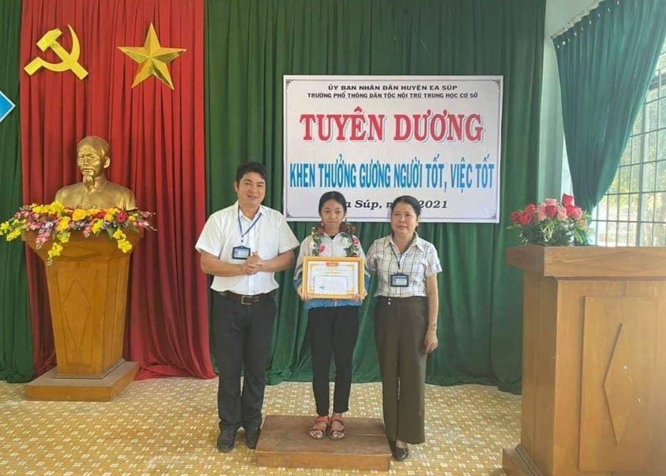 Tuyên dương nữ sinh dân tộc Nùng nhặt được tiền trả lại người bị mất - 1 Tuyên dương nữ sinh dân tộc Nùng nhặt được tiền trả lại người bị mất - 1