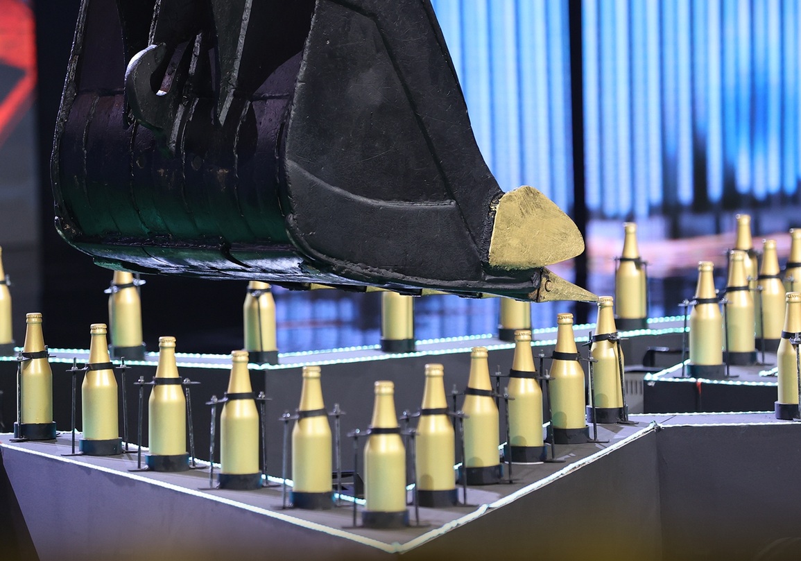 Xuân Bắc, Đức Phúc bái phục bậc thầy lái máy xúc hất mũ, khui 50 chai bia - 4