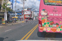 Xe khách giường nằm thản nhiên lấn làn, vượt đèn đỏ gây bức xúc