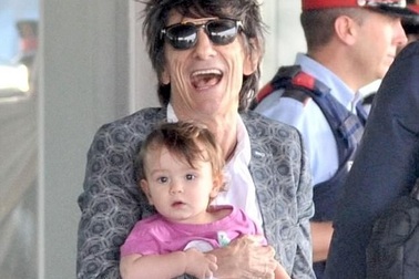 Rocker U70 bế con 15 tháng tuổi tại sân bay