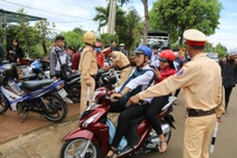 Hàng loạt học sinh quay đầu xe bỏ chạy khi bắt gặp cảnh sát giao thông