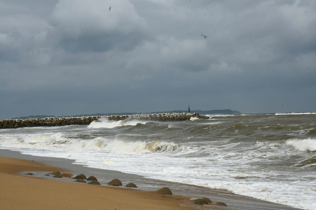 Diễn biến mưa gió tại miền Trung trước giờ bão Kalmaegi đổ bộ - 3 Diễn biến mưa gió tại miền Trung trước giờ bão Kalmaegi đổ bộ - 3