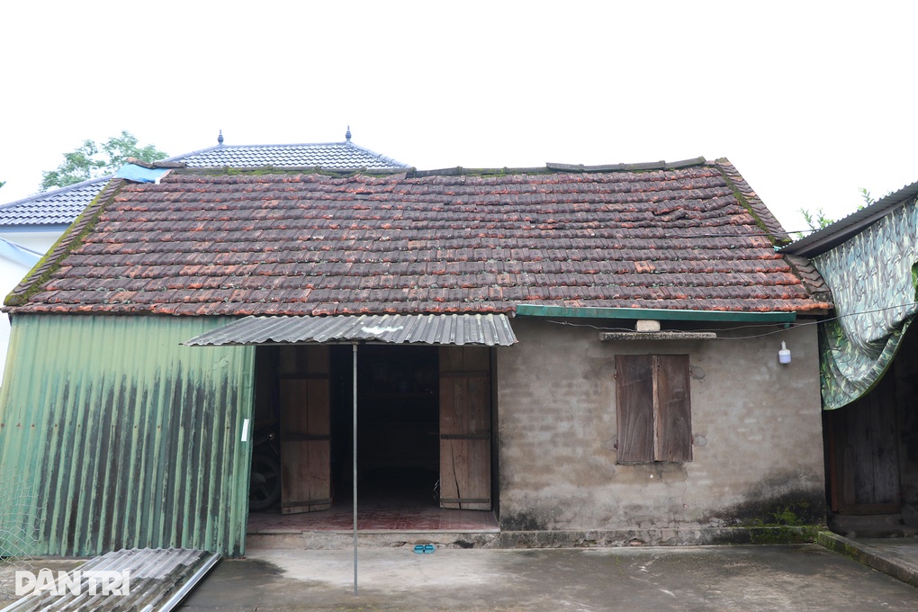 Người mẹ nghèo không dám ngủ trong nhà, mong một chốn dung thân vững chãi - 1 Người mẹ nghèo không dám ngủ trong nhà, mong một chốn dung thân vững chãi - 1