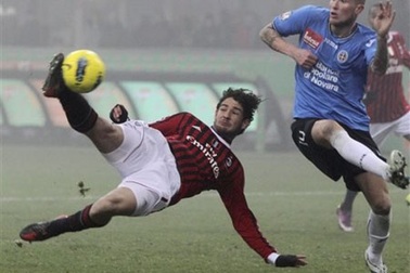 Vừa trở thành “người hùng”, Pato lại…nhập viện