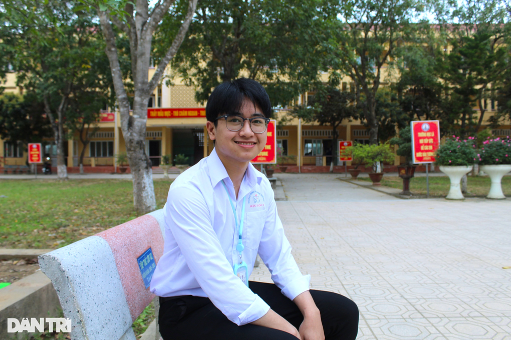 Nam sinh mồ côi, học trường huyện đạt học sinh giỏi quốc gia - 1 Nam sinh mồ côi, học trường huyện đạt học sinh giỏi quốc gia - 1