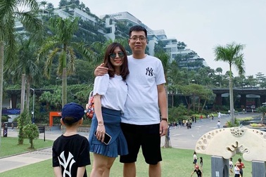 Không nhịn được cười trước biểu cảm "hờn cả thế giới" của cậu bé bị bố mẹ “bắt” chụp hình