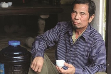 Lão nông “gàn” tự chế và thử nghiệm thuốc trừ sâu không gây hại cho người