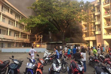 Cháy bãi xe ký túc xá Đại học Y dược, sinh viên cuống cuồng di dời tài sản
