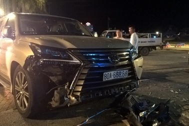 Xe Lexus "lạc tay lái", 5 người nhập viện, quán nước tan hoang