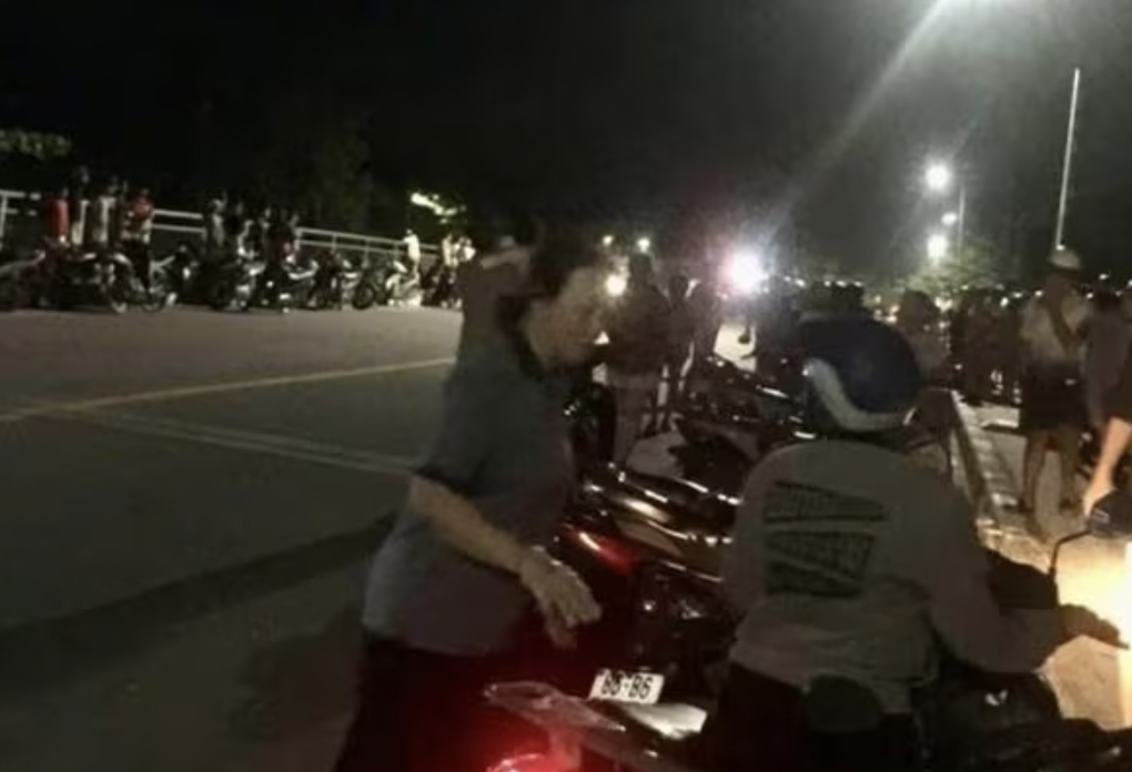 Thanh niên nhảy cầu rồi bơi vào bờ, mặc cho lực lượng chức năng tìm kiếm - 1 Thanh niên nhảy cầu rồi bơi vào bờ, mặc cho lực lượng chức năng tìm kiếm - 1