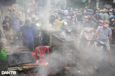 Tắc đường vì người dân TPHCM đổ xô đi mua cá lóc về cúng Thần tài