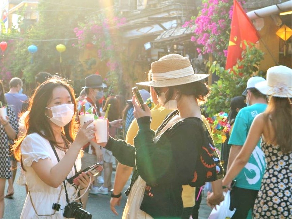 Du khách đổ về Hội An nghỉ lễ quá đông - 6