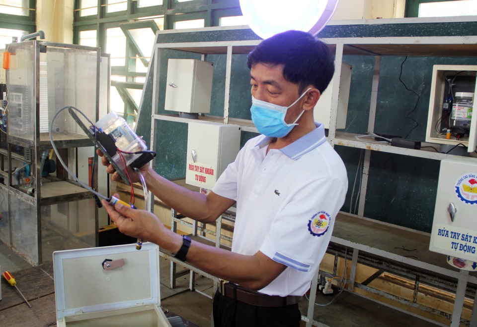 Thầy cô chế tạo máy rửa tay sát khuẩn tự động, tặng cộng đồng chống dịch - 4 Thầy cô chế tạo máy rửa tay sát khuẩn tự động, tặng cộng đồng chống dịch - 4