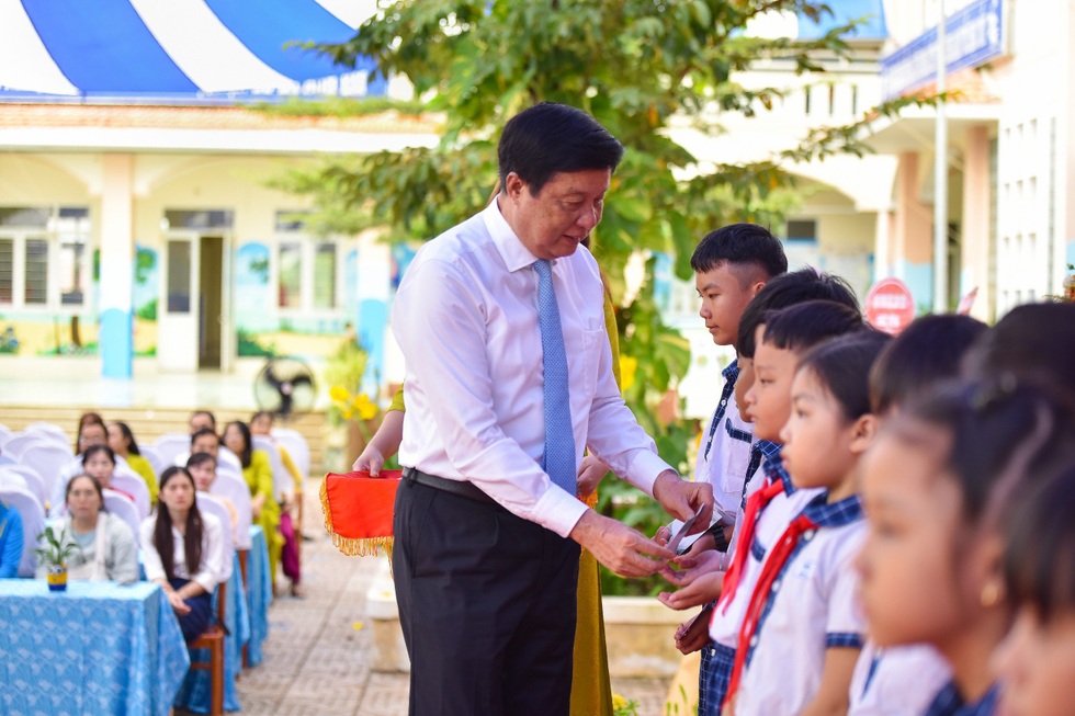 Báo Dân trí tặng 1.200 thẻ bảo hiểm y tế tới học sinh TP Cần Thơ