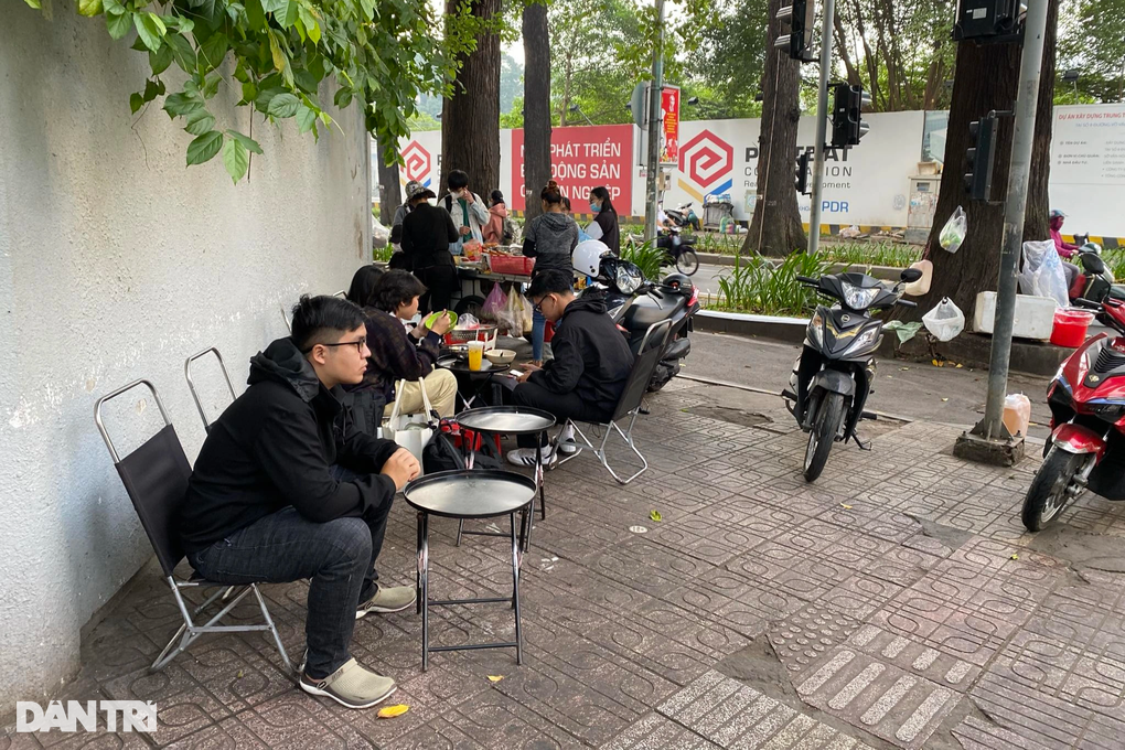Xe miến trộn hốt bạc triệu, bán trăm phần/ngày: Sinh viên xếp hàng dài - 3 Xe miến trộn hốt bạc triệu, bán trăm phần/ngày: Sinh viên xếp hàng dài - 3
