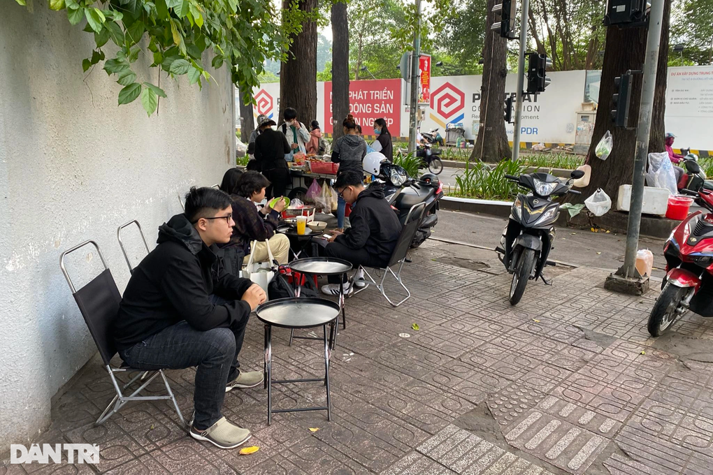 Mixed vermicelli carts make millions, selling hundreds of portions/day: Students line up - 3