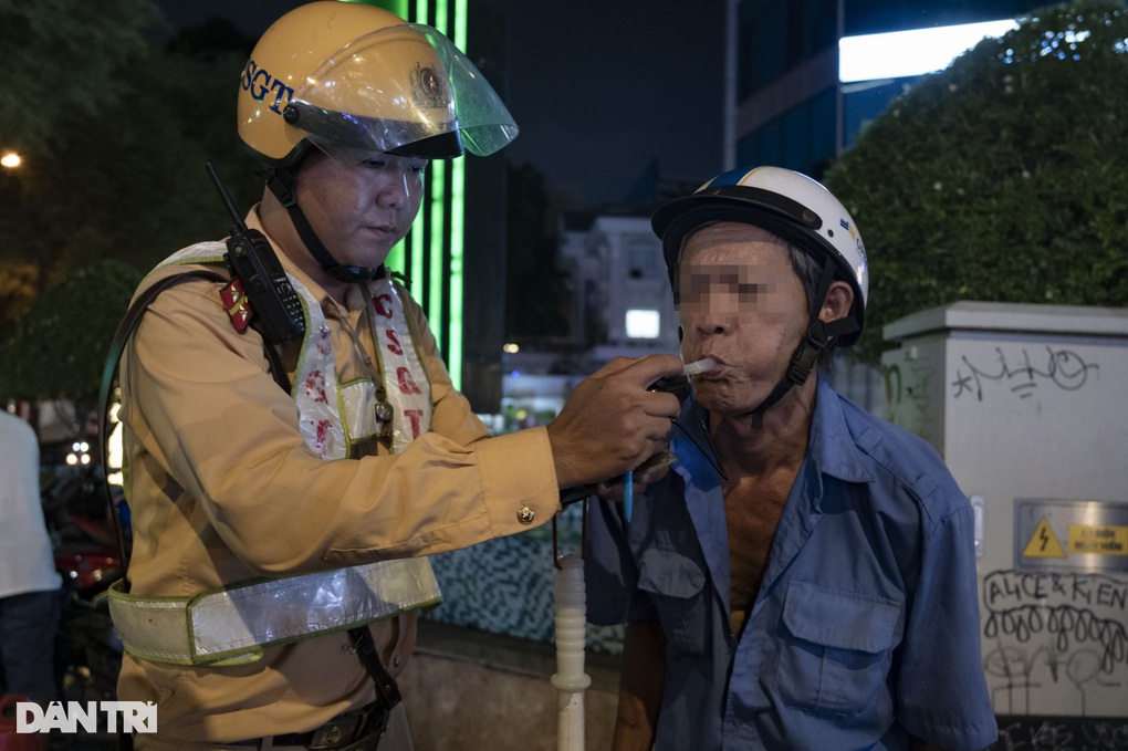 Vi phạm nồng độ cồn, người đàn ông ở TPHCM nói xin lỗi vợ, anh phải bỏ xe - 1 Vi phạm nồng độ cồn, người đàn ông ở TPHCM nói xin lỗi vợ, anh phải bỏ xe - 1
