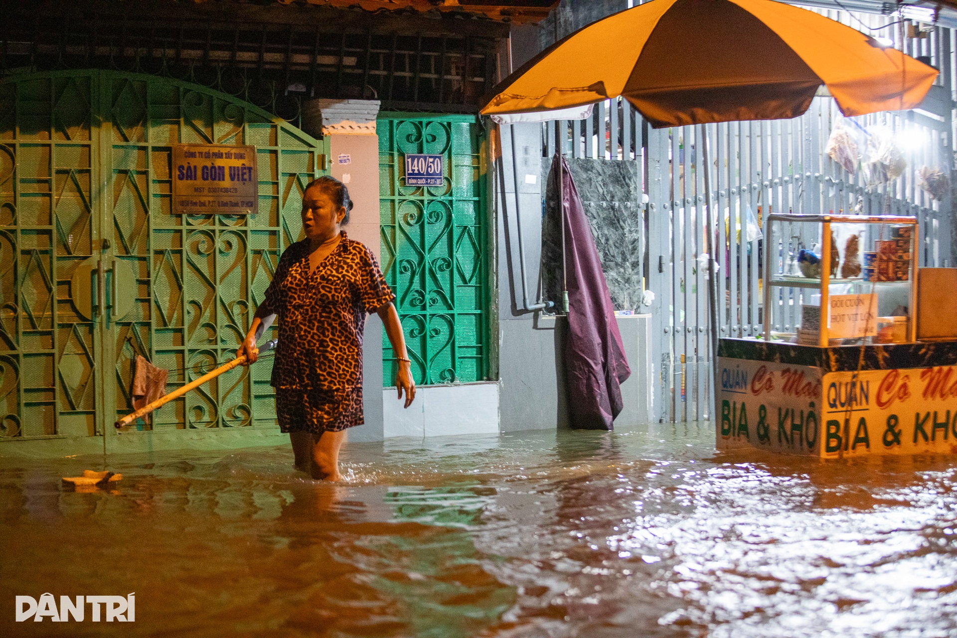 Nước tràn vào khu Thanh Đa như thác đổ khi triều cường dâng cao ở TPHCM - 9 Nước tràn vào khu Thanh Đa như thác đổ khi triều cường dâng cao ở TPHCM - 9