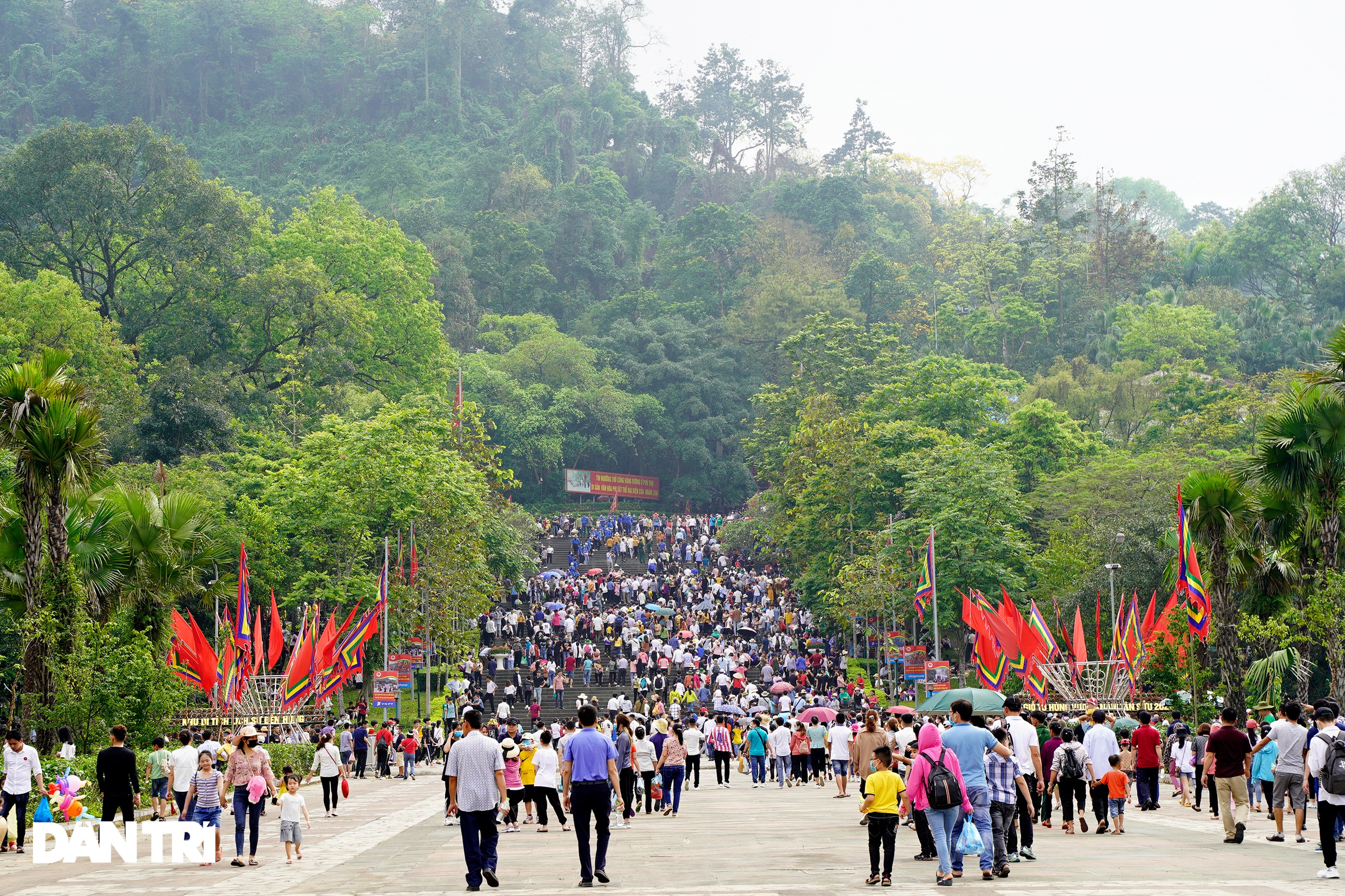 Biển người đổ về lễ hội Đền Hùng trong ngày Quốc Giỗ - 1 Biển người đổ về lễ hội Đền Hùng trong ngày Quốc Giỗ - 1