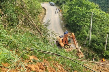 Sườn núi sạt lở "chia đôi" quốc lộ nối Lai Châu - Điện Biên