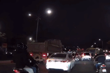 Tạt đầu xe ben để rẽ, ô tô con bị đẩy văng cả mét