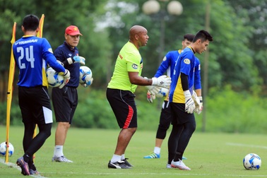 Cựu thủ môn Blackburn “kèm cặp”, thủ môn tuyển Việt Nam khó tiến bộ ngay