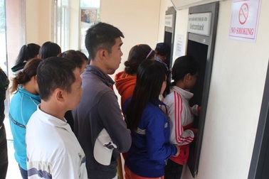 Tín dụng đen “hút máu” công nhân: “Cắm” thẻ dễ, nhưng “nhổ”... khó