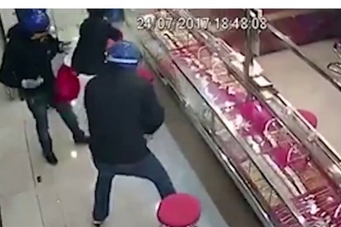 Băng cướp tiệm vàng “đen đủi” gặp phải loại kính cường lực siêu bền