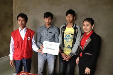 Bàn giao nhà tình thương đến 6 anh em mồ côi