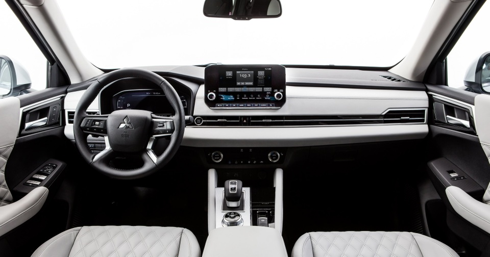 Mitsubishi Outlander 2022 ghi điểm về thiết kế, bị trừ điểm động cơ - 5 Mitsubishi Outlander 2022 ghi điểm về thiết kế, bị trừ điểm động cơ - 5