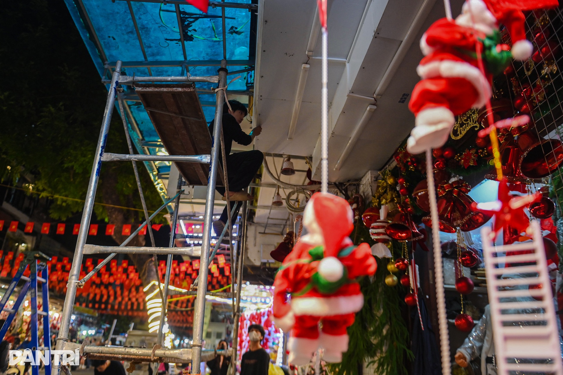 Xuyên đêm tháo mái che, mái vẩy và dọn dẹp vỉa hè trên phố Hàng Mã - 6