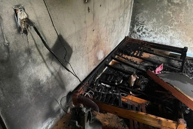 Điện thoại phát nổ gây cháy nhà dân