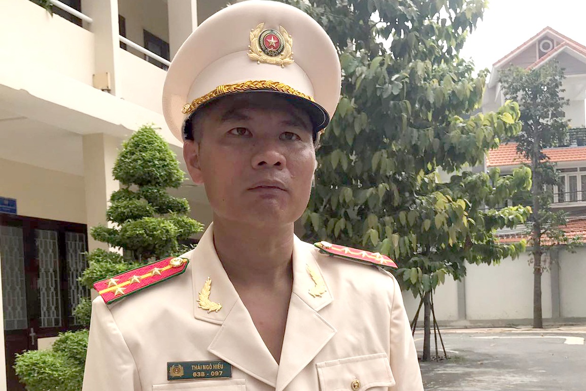 Trao quyết định thăng quân hàm vượt cấp cho Trung úy cảnh sát cứu 4 người - 2 Trao quyết định thăng quân hàm vượt cấp cho Trung úy cảnh sát cứu 4 người - 2