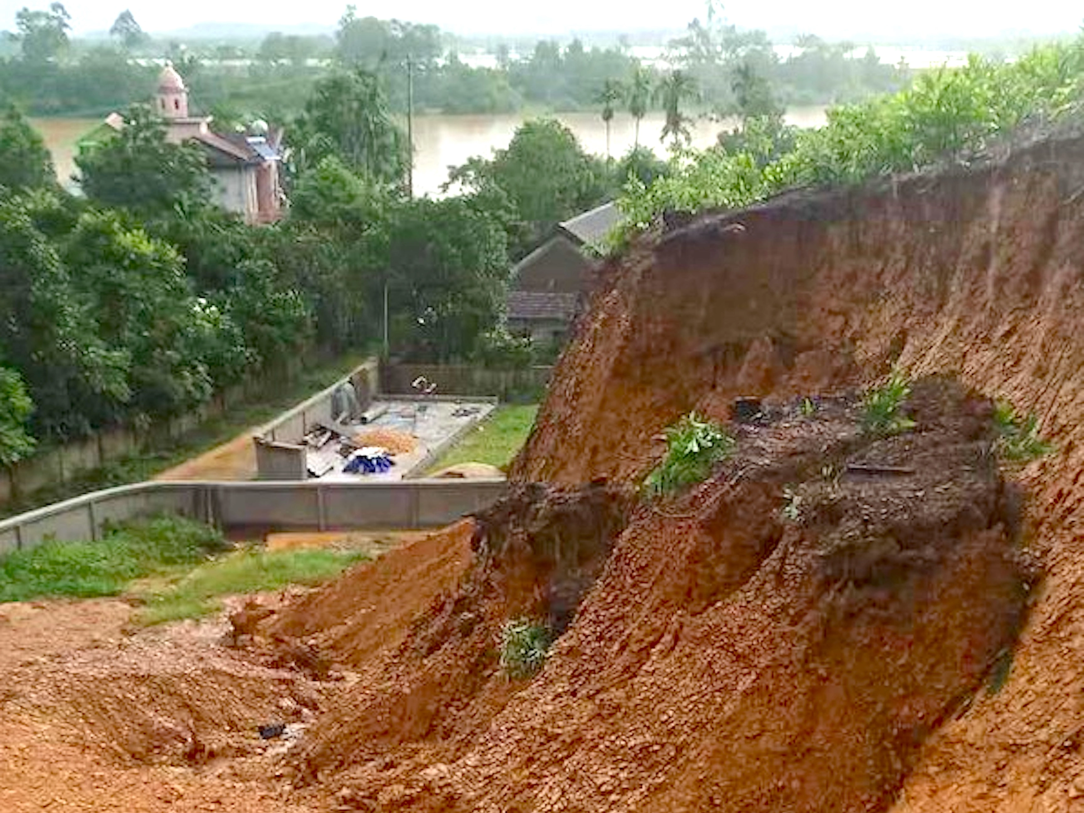 Di dời tài sản và người dân vùng ngập lụt đến nơi an toàn - 7