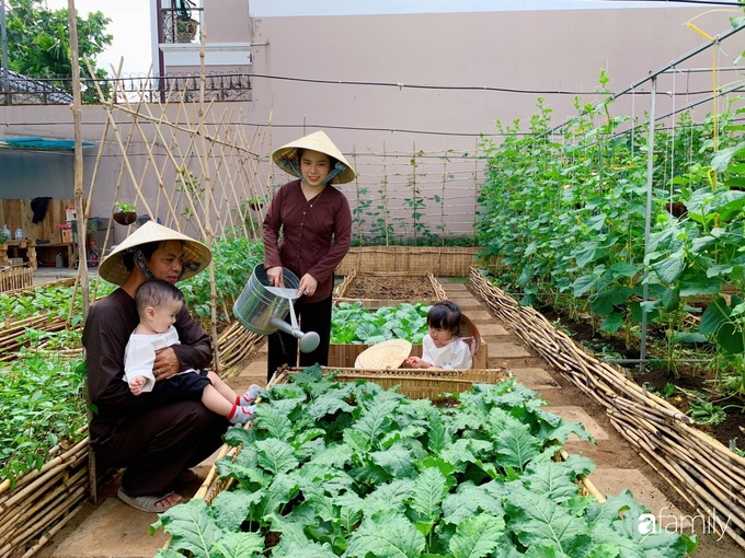 Nghỉ dịch Covid, gia đình trẻ gắn kết yêu thương bằng cách cải tạo vườn rau xanh tốt giữa lòng Sài Gòn - Ảnh 1.