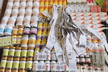 Bất chấp lệnh xử phạt, dân buôn vẫn rao bán rầm rộ hàng xách tay