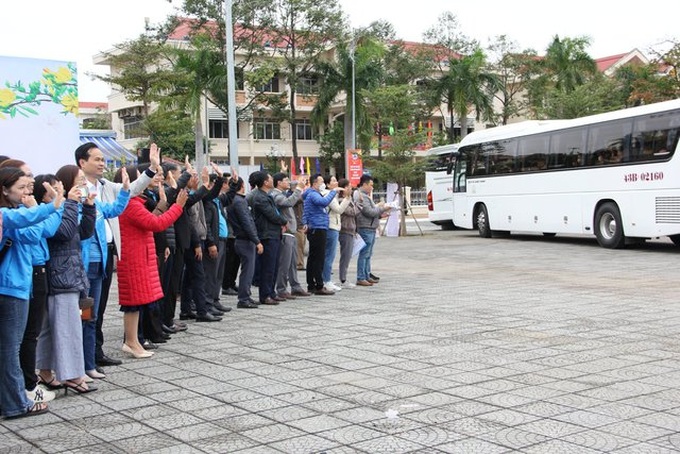 Các cán bộ LĐLĐ TP. Đà Nẵng tiễn người lao động về quê ăn Tết
