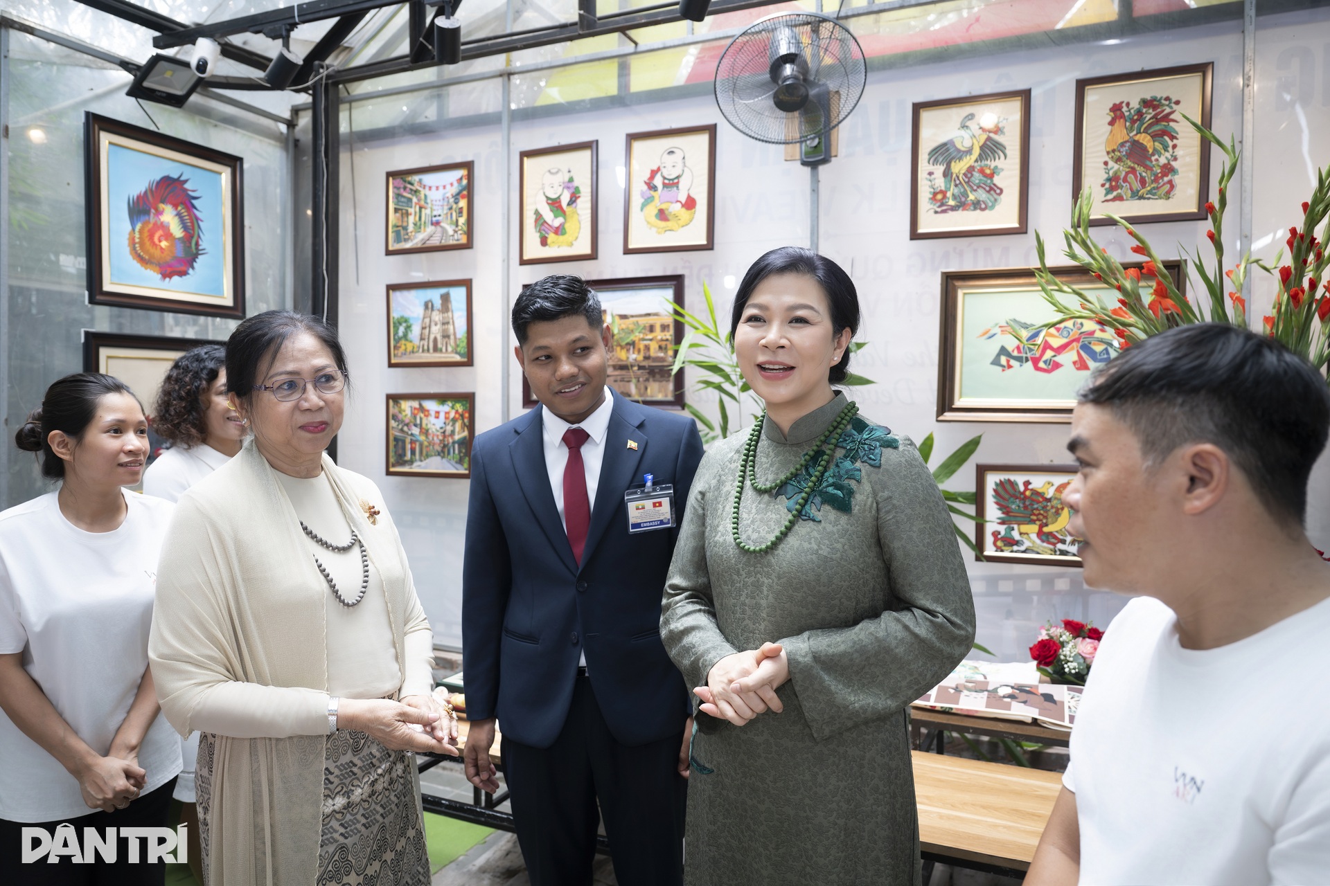 Phu nhân Ngô Phương Ly cùng Phu nhân Tổng thống Myanmar thăm làng Vạn Phúc - 15