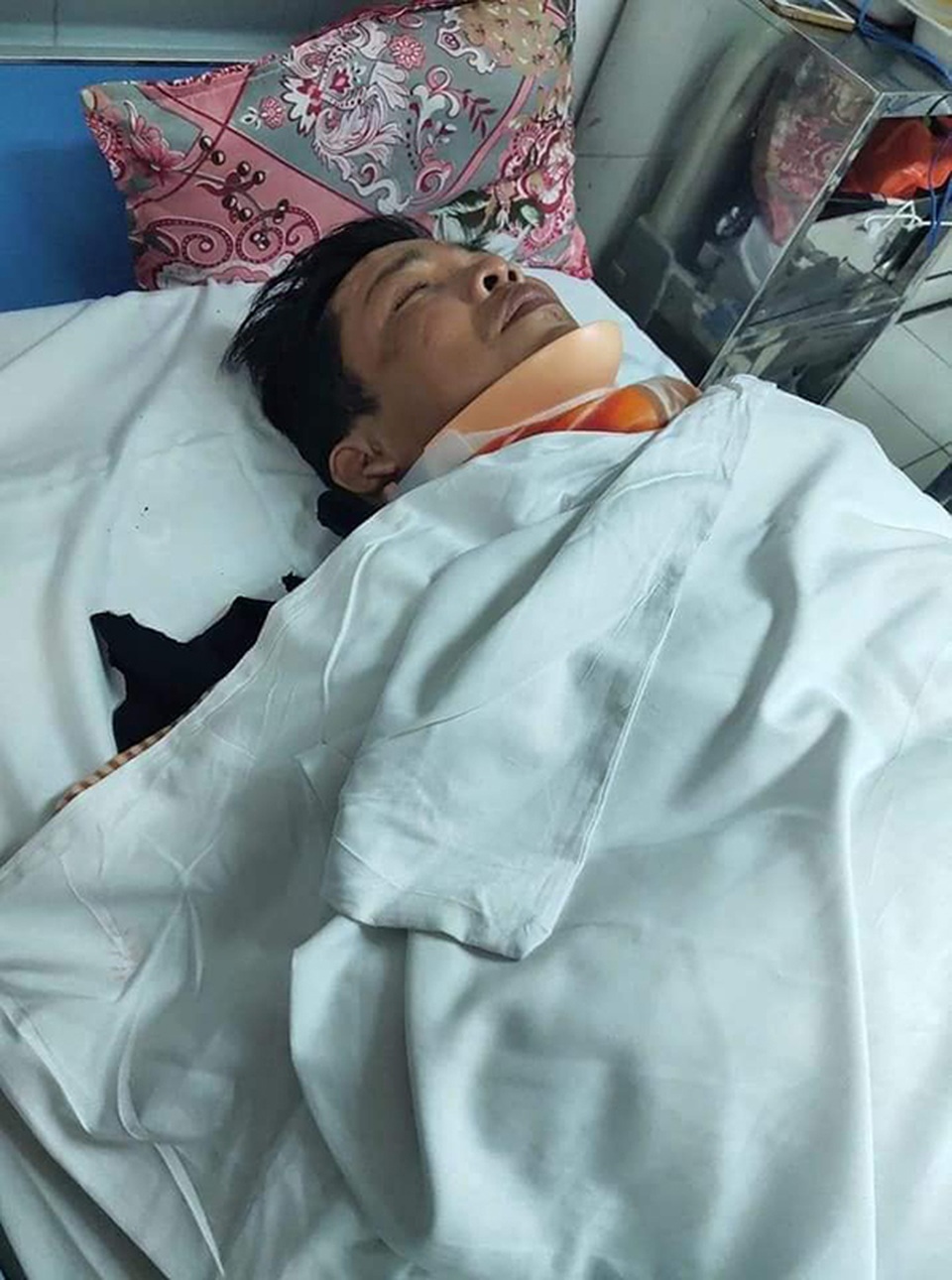 Chặt cây, kết võng đưa người đàn ông chấn thương nặng ra khỏi rừng - 2 Chặt cây, kết võng đưa người đàn ông chấn thương nặng ra khỏi rừng - 2