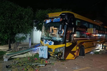 Ô tô khách va chạm xe máy rồi lao vào nhà dân, một người tử vong