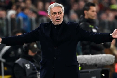 HLV Mourinho bất ngờ nhận được lời mời hấp dẫn