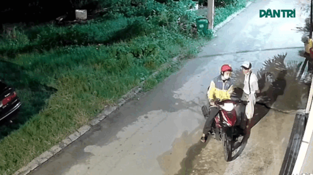 Thanh niên mặc áo xe ôm giật hơn 100 tờ vé số của người bệnh ở TPHCM - 1 Thanh niên mặc áo xe ôm giật hơn 100 tờ vé số của người bệnh ở TPHCM - 1