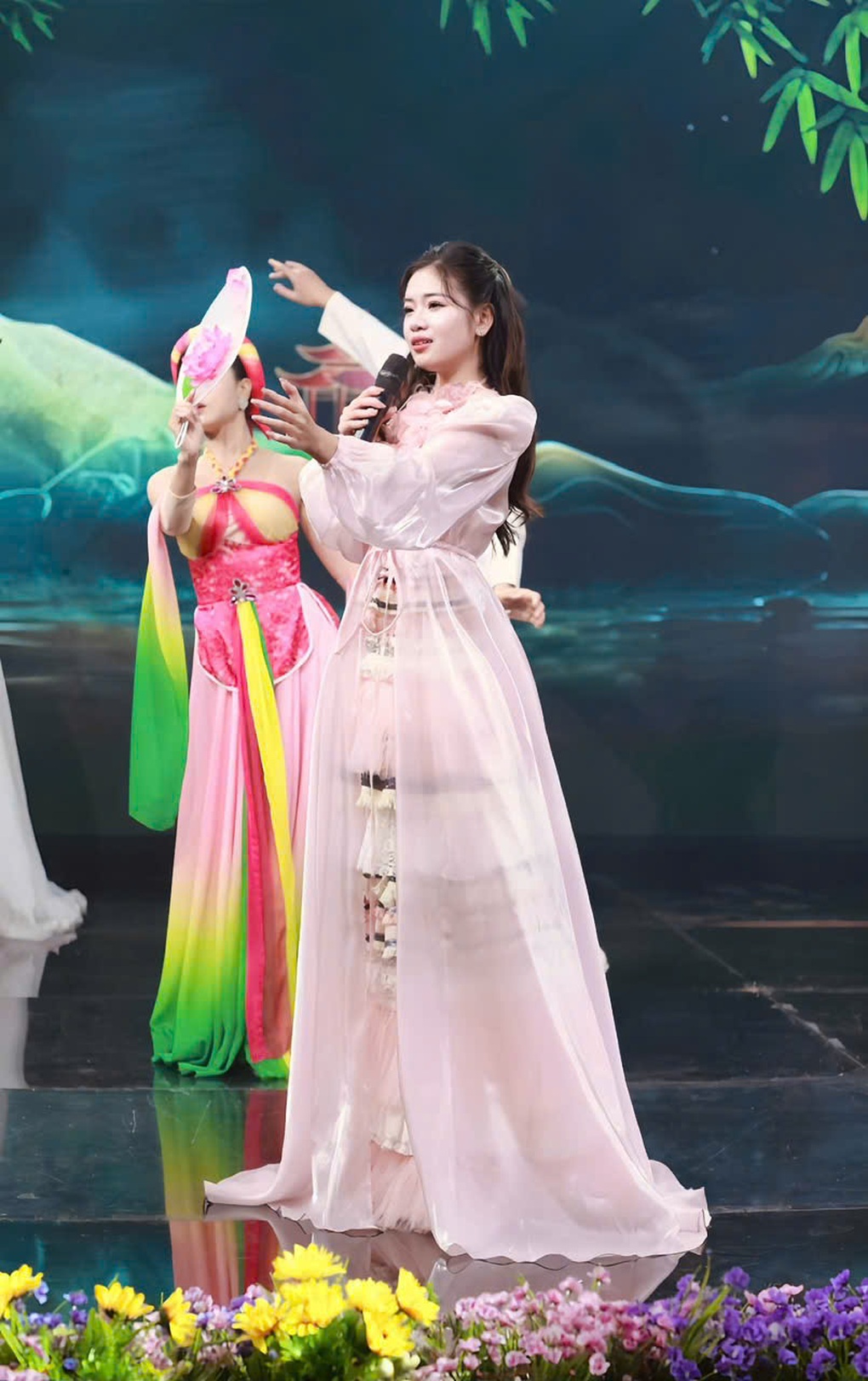 Hà Thu Hằng: Thay đổi sau giải thưởng âm nhạc, xúc động hát ca khúc tri ân - 2 Hà Thu Hằng: Thay đổi sau giải thưởng âm nhạc, xúc động hát ca khúc tri ân - 2