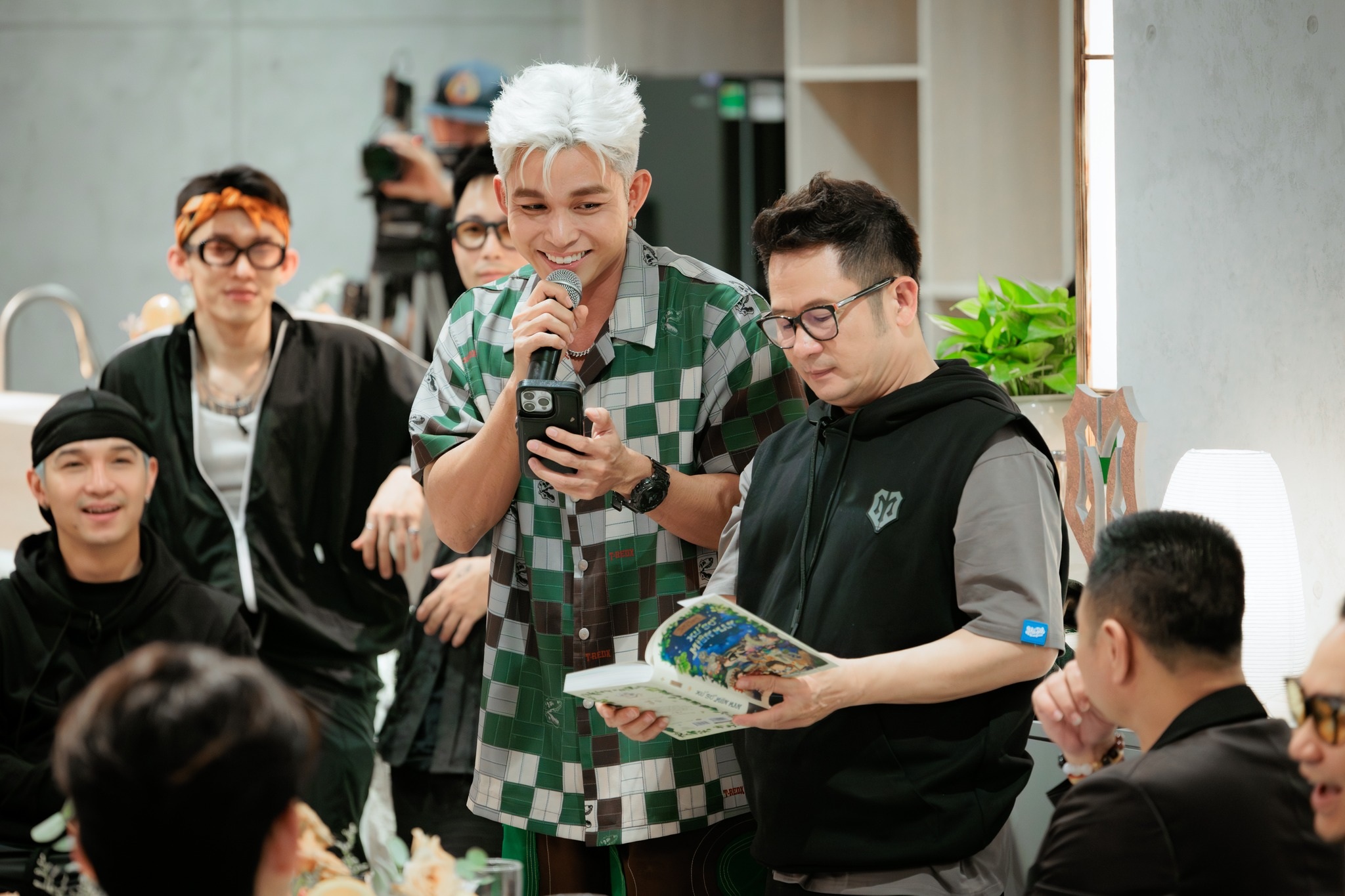 បងប្រុសបានយកឈ្នះឧបសគ្គមួយពាន់ ហើយកម្មវិធីទូរទស្សន៍ជាច្រើនបានពន្យារពេលការផ្សាយរបស់ពួកគេ - ១ Anh trai vượt ngàn chông gai và loạt show truyền hình dời lịch phát sóng - 1