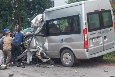 Ô tô chở thi thể đi hỏa táng gặp nạn, tài xế mắc kẹt trong cabin