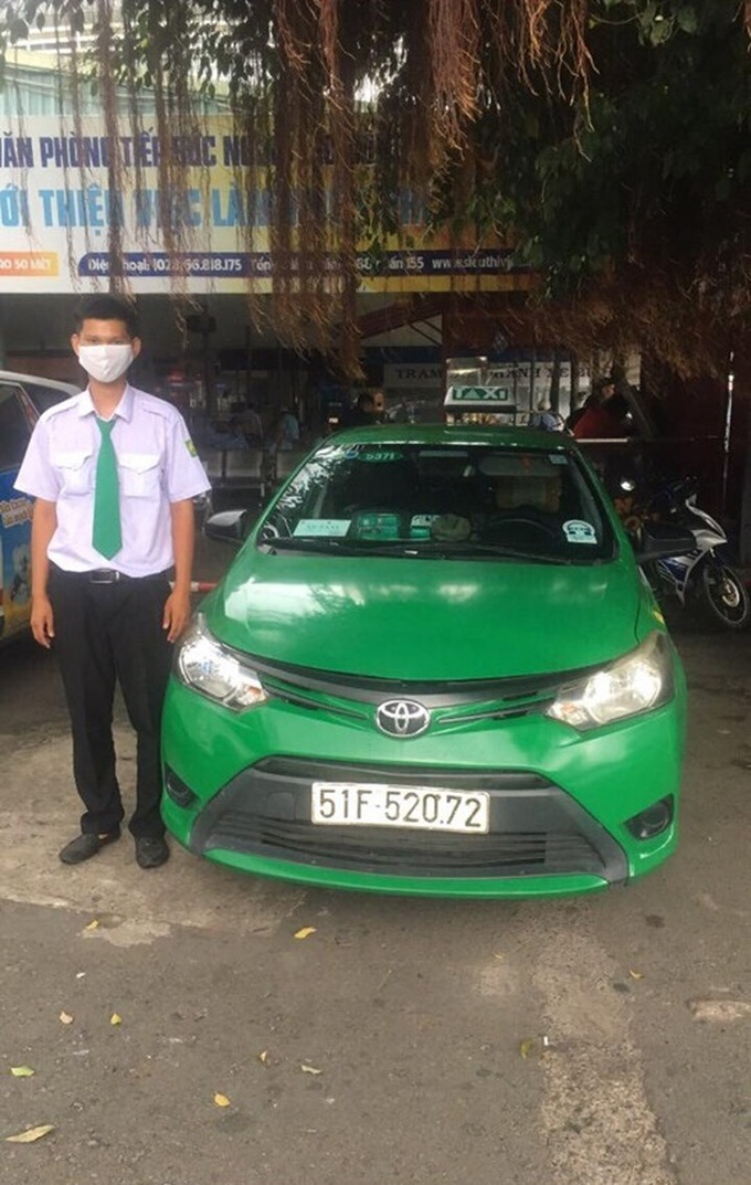 TP.HCM: Cô gái bị thanh niên đi SH giật dây chuyền, tài xế taxi “tung cước” hạ gục tên cướp - Ảnh 2. TP.HCM: Cô gái bị thanh niên đi SH giật dây chuyền, tài xế taxi “tung cước” hạ gục tên cướp - Ảnh 2.