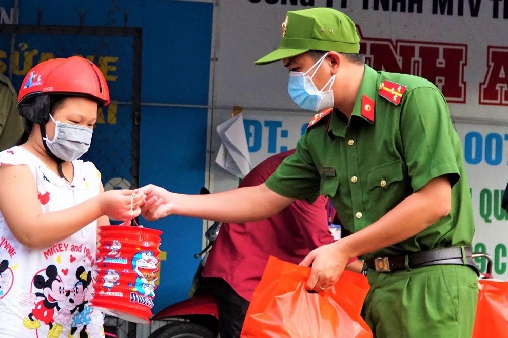 Chiến sĩ công an tỉ mẩn làm lồng đèn, mang Trung thu đến với trẻ em nghèo - 2 Chiến sĩ công an tỉ mẩn làm lồng đèn, mang Trung thu đến với trẻ em nghèo - 2